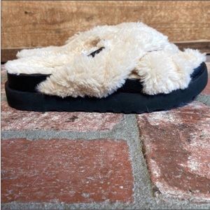 UGG Slippers. Woman’s 9
